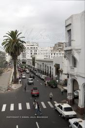 Image du Maroc Professionnelle de  Le boulevard Mohammed V (ex la gare). A droite le marché central de Casablanca figé depuis les années 30, il dispose de 3 entrées faisant face, Lundi 6 Juillet 2009. (Photo / Abdeljalil Bounhar)

